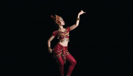 Des danses folkloriques sont conservées et restaurées sur la scène artistique A CHAU
