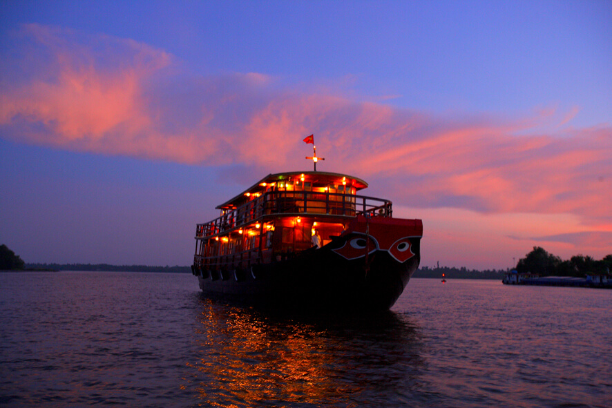 Lecochinchine cruise on Mekong river