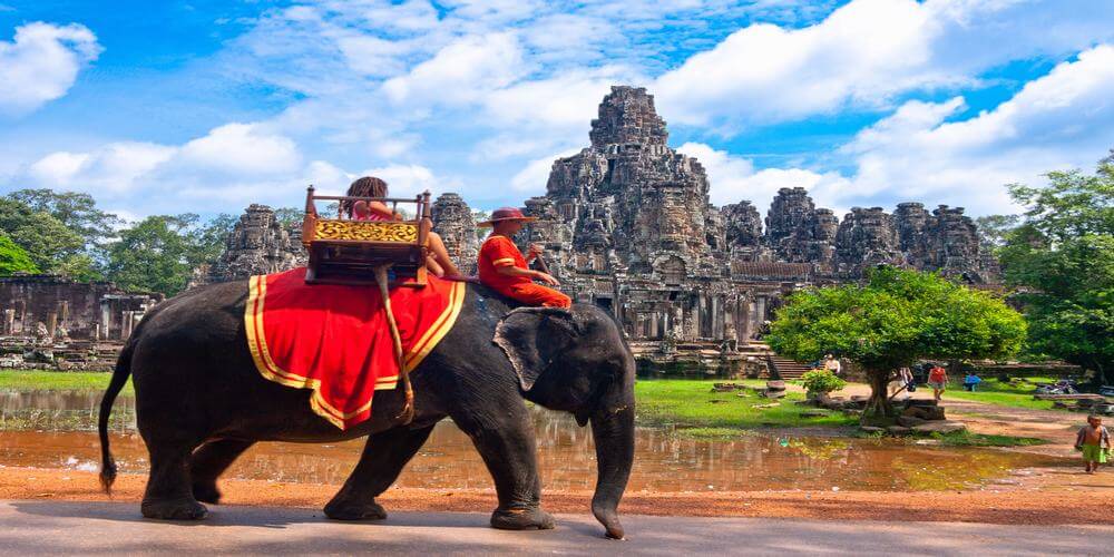 angkor-wat-elephant riding