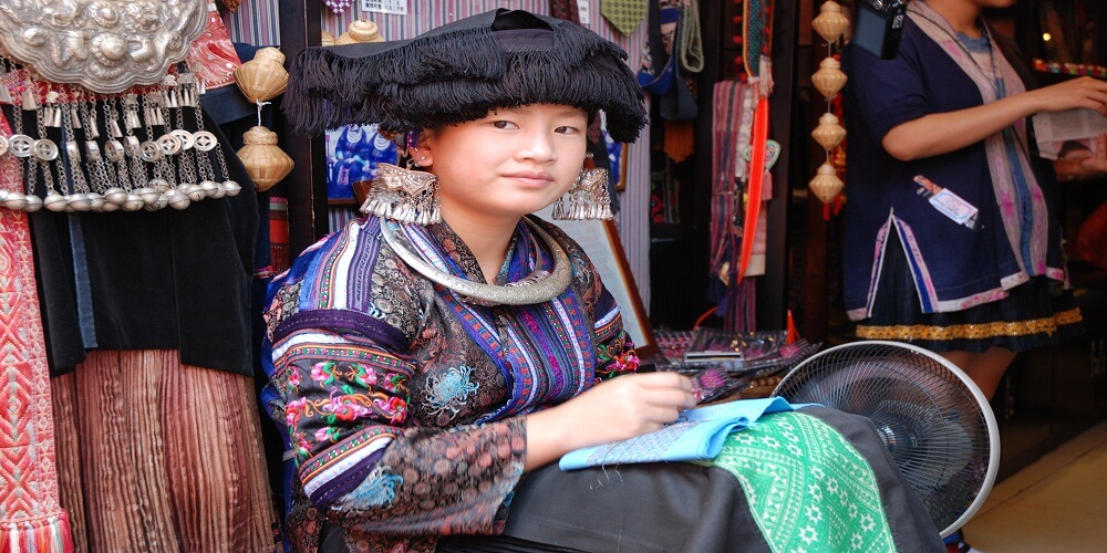 Miao_woman_in_Yangshuo_(China)