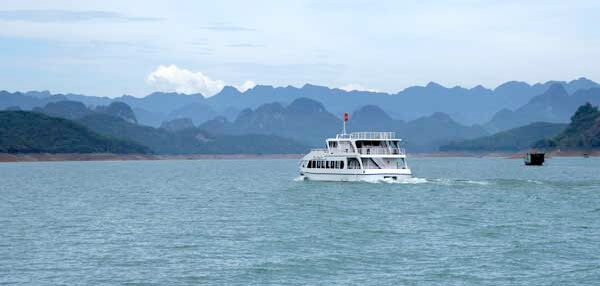 Vietnam-hoa binh lake -cruise